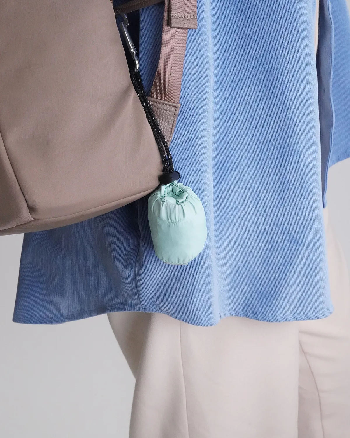 ポリエステルエコバッグくしゅくしゅ収納_RP_青緑・ベージュ_つけた時