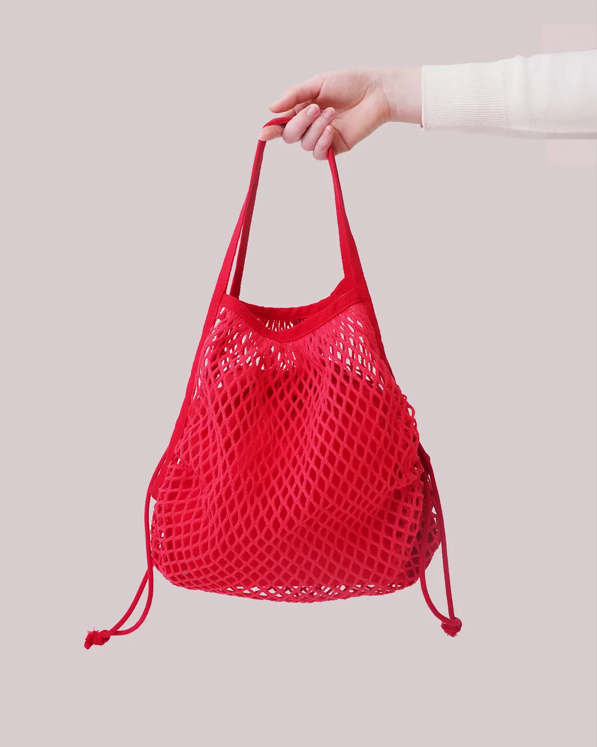 コットンメッシュバッグコットン5オンス巾着袋_正面・持っているところ