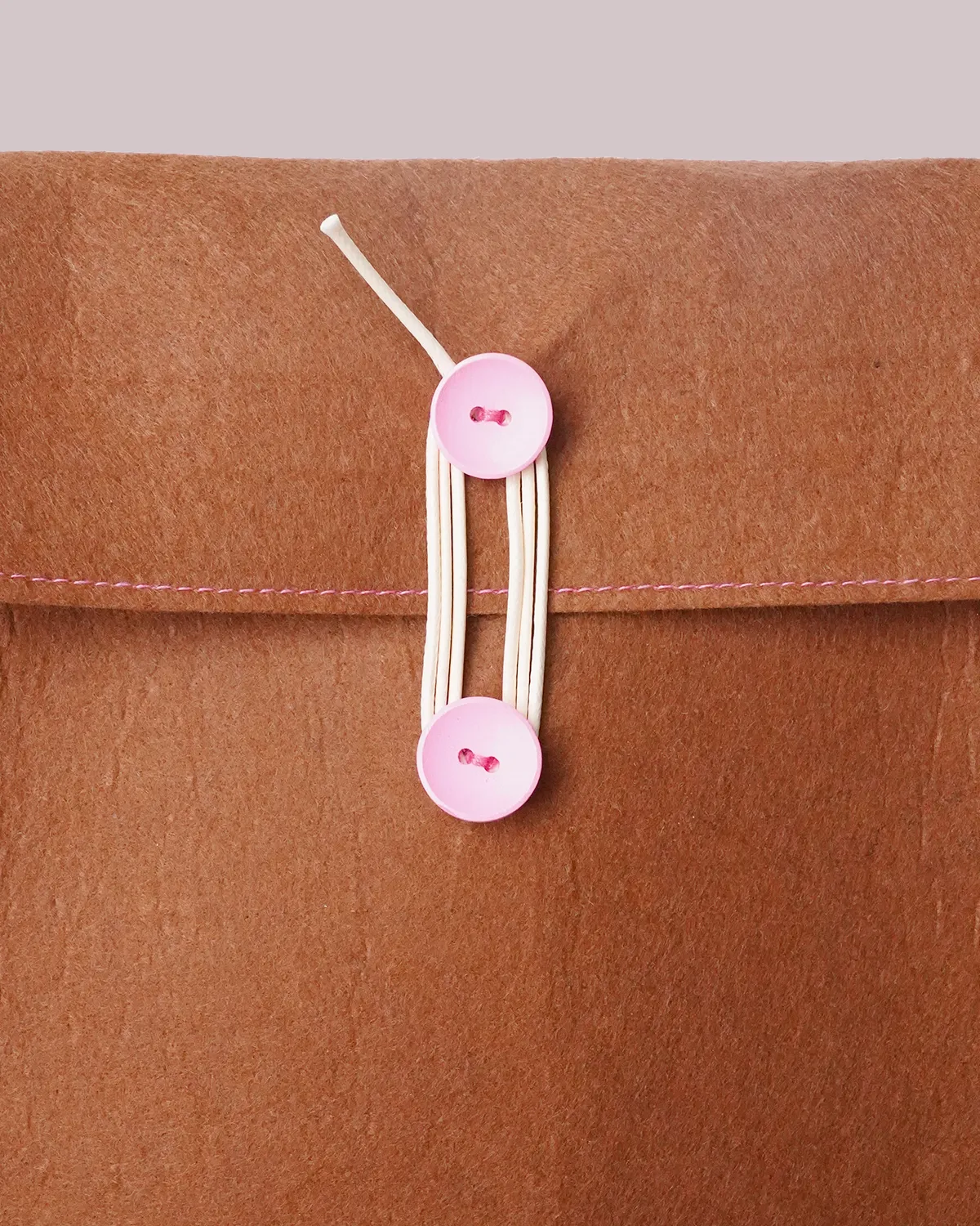 フェルト角底ポーチ_薄茶_緑_ロウビキ紐・ボタン