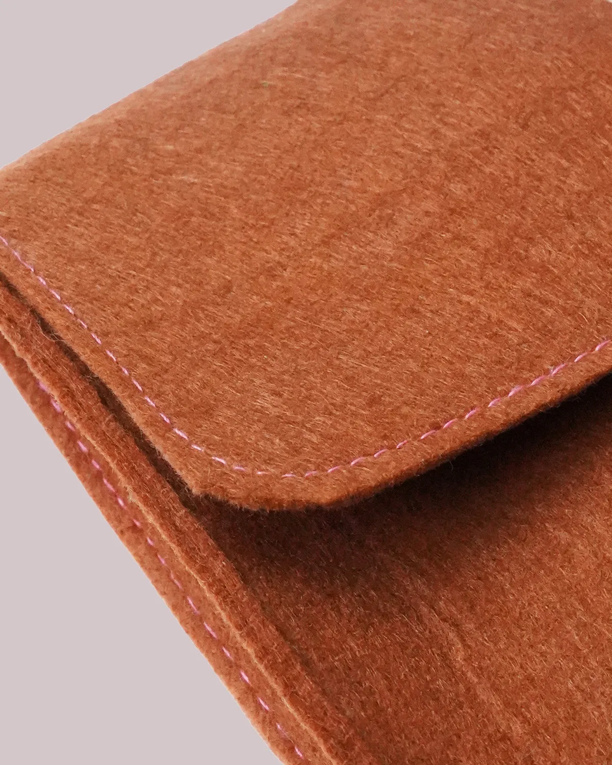 フェルト角底ポーチ_薄茶_緑_切りっぱなし