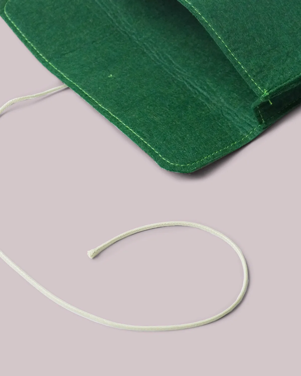 フェルト角底ポーチ_薄茶_緑_ロウビキ紐