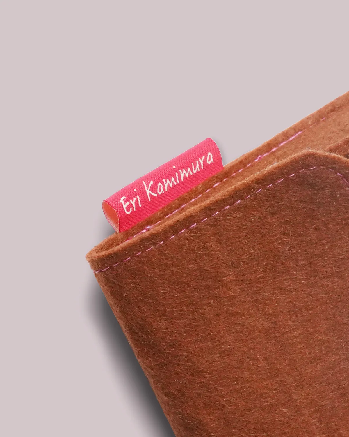 フェルト角底ポーチ_薄茶_緑_織りネーム・レッド
