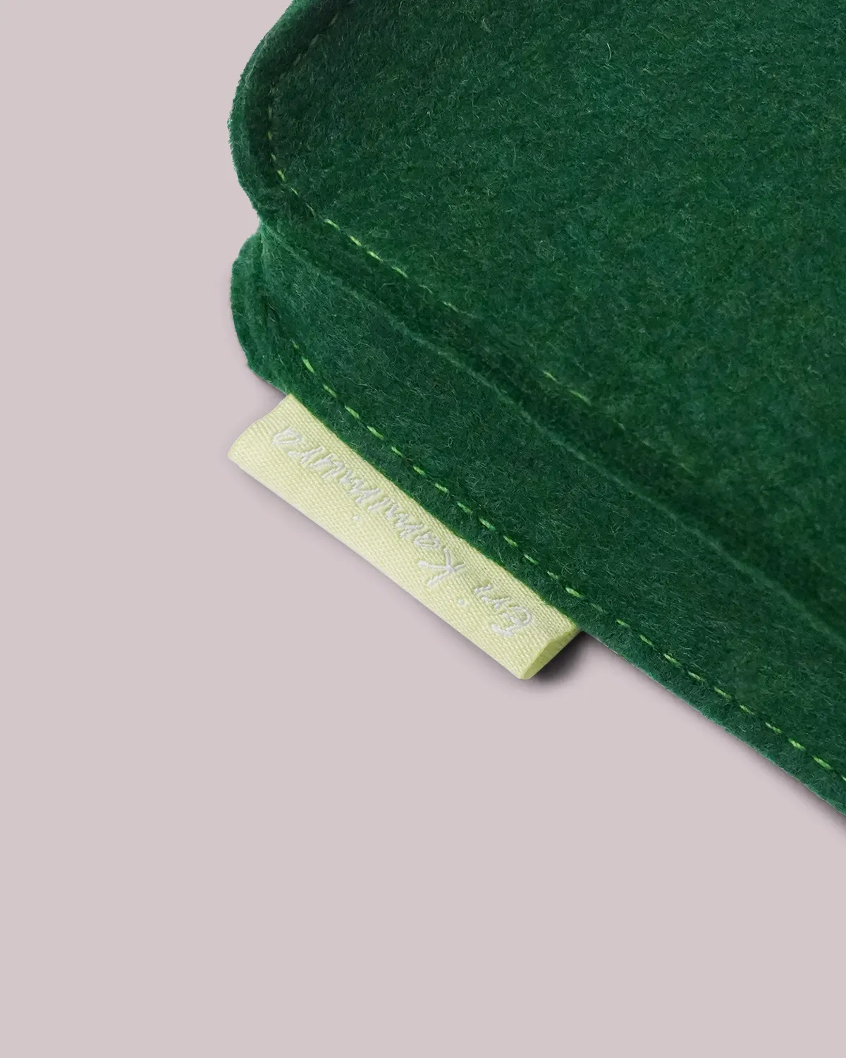 フェルト角底ポーチ_薄茶_緑_織りネーム・グリーン